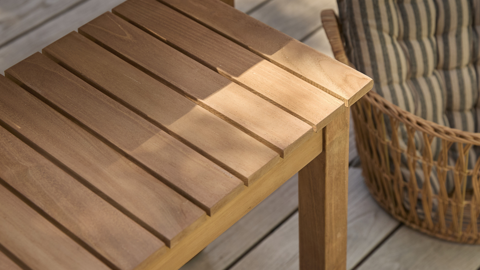 Närbild av trädgårdsbänk i trä.