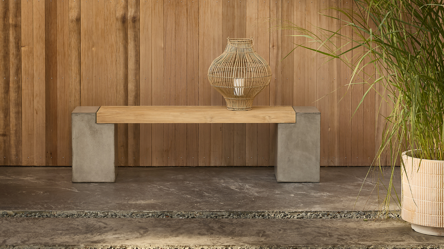 Trädgårdsbänk med ben i betong och sits i trä.