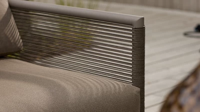 Alle Borde Og Stole (6) Närbild av flätning och stomme på loungesoffa.