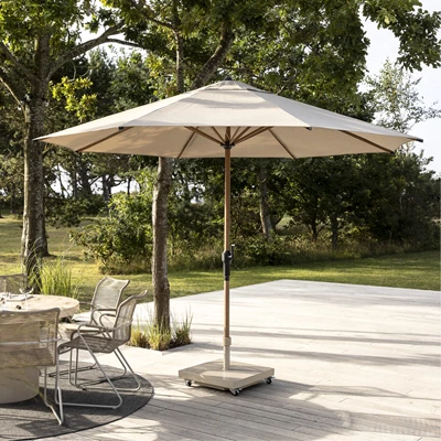 Ljust parasoll stående på terrassen