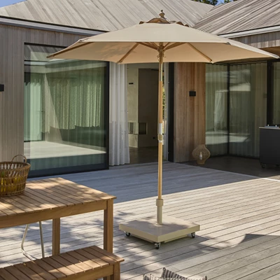 Ljust parasoll stående på terrassen