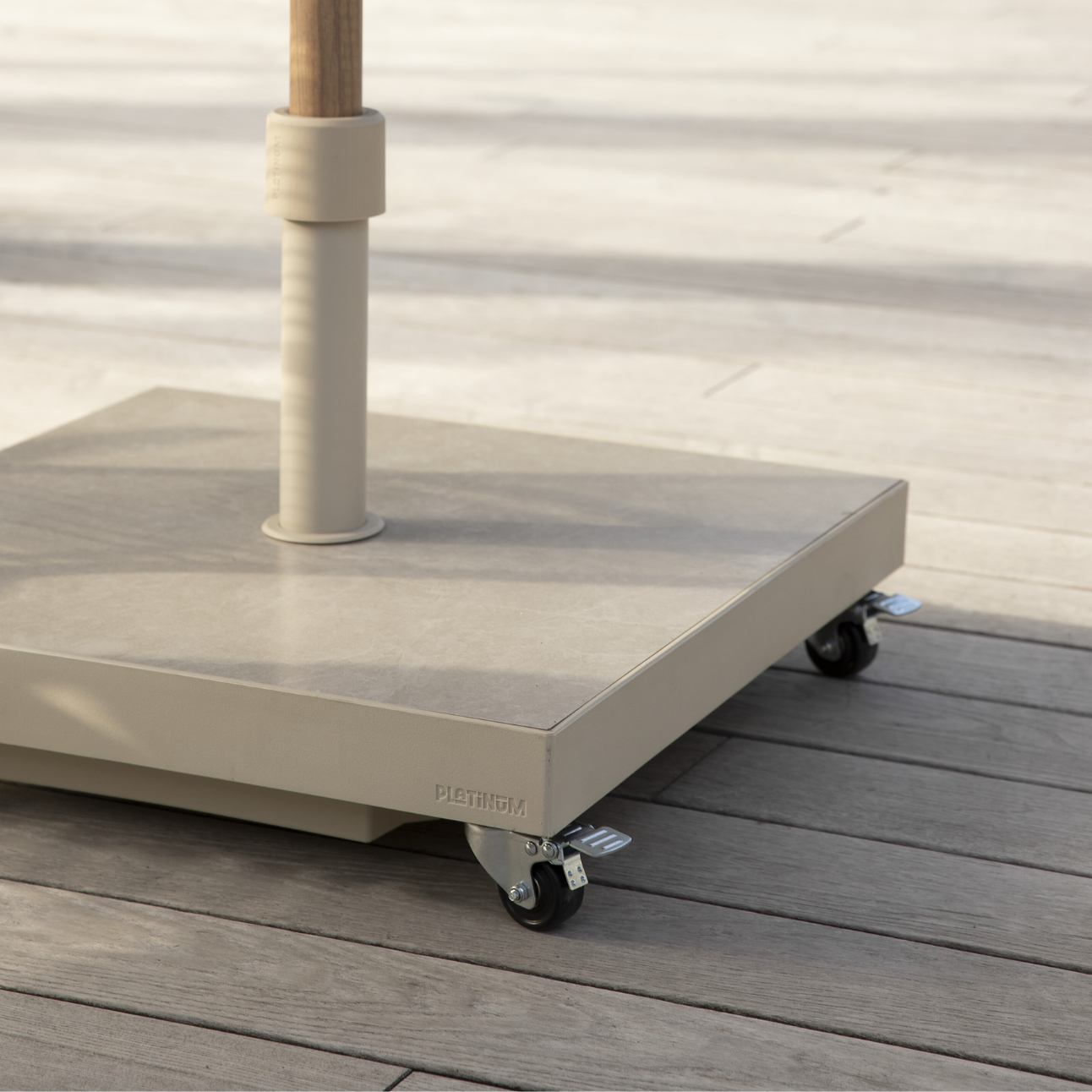 Lys parasolfod på hjul