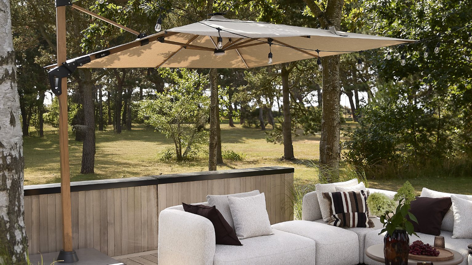 Terrassmiljö med ljust parasoll