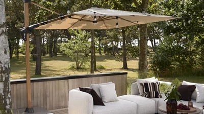 Terrassmiljö med ljust parasoll