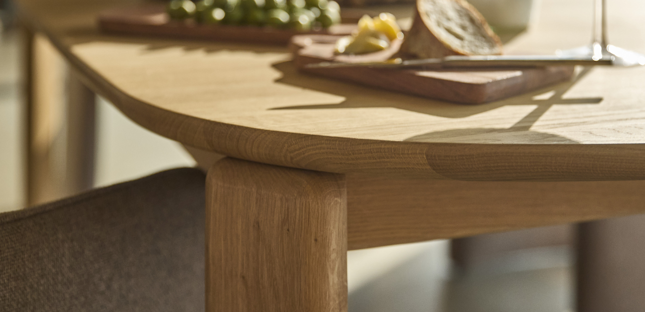 Närbild av matbord i trä.