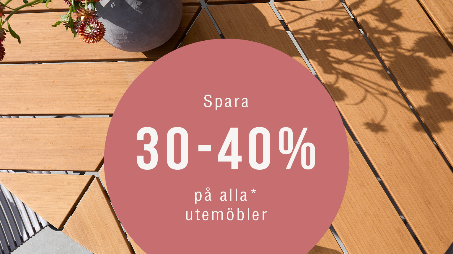 Närbild av trädgårdsbord med ett kampanjbudskap om 30 % på utemöbler