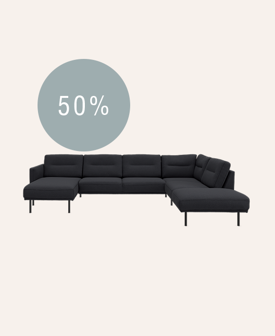 Mørkeblå u-sofa sofa på beige baggrund