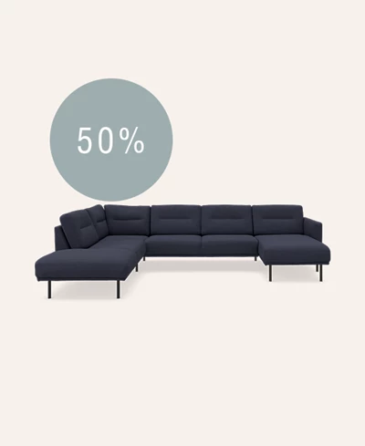 Mørkeblå u-sofa sofa på beige baggrund