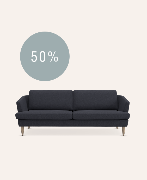 Mørkeblå 3-pers sofa på beige baggrund