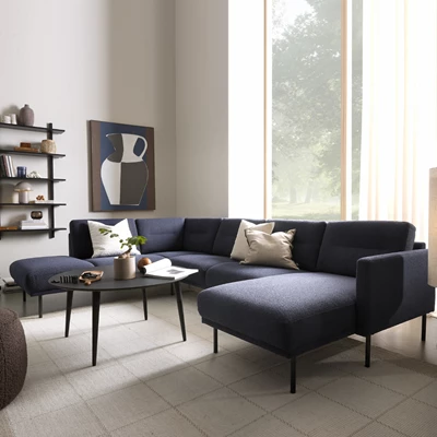 Mørkeblå sofa i hyggelig stue