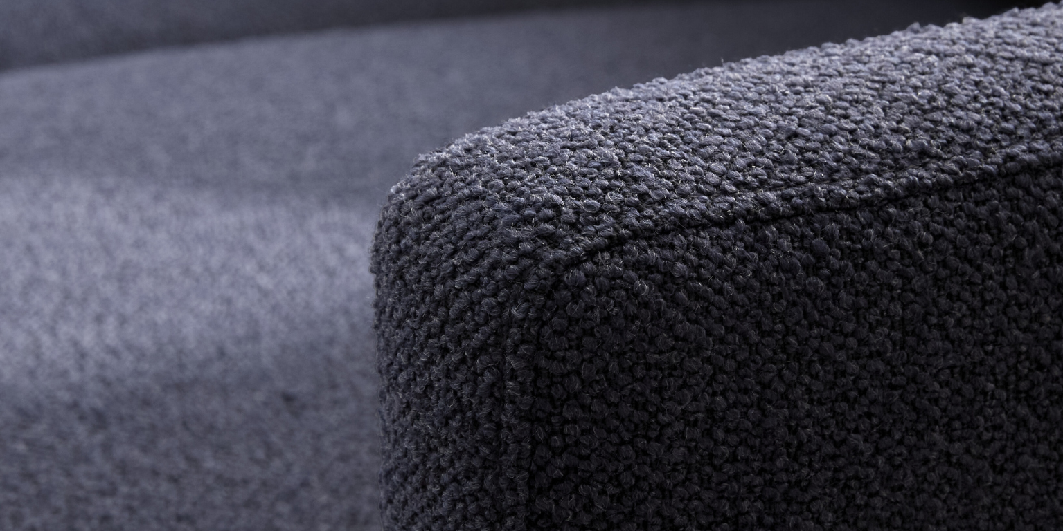 Nærbillede af mørkeblå sofa