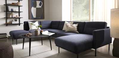 Blå sofa i hyggelig stue