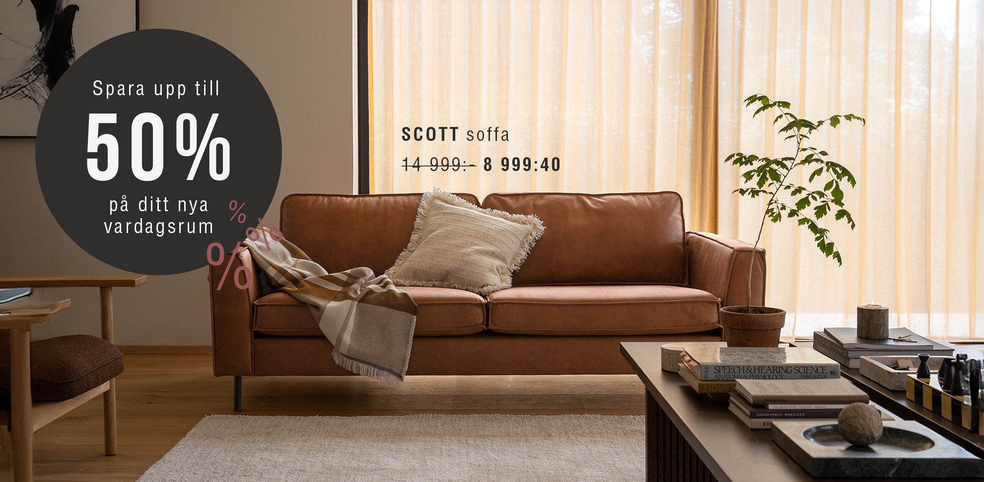 Scott-soffa i cognacsfärgat läder i ett modernt inrett vardagsrum för 8999:40:- Ordinarie pris 14999:-