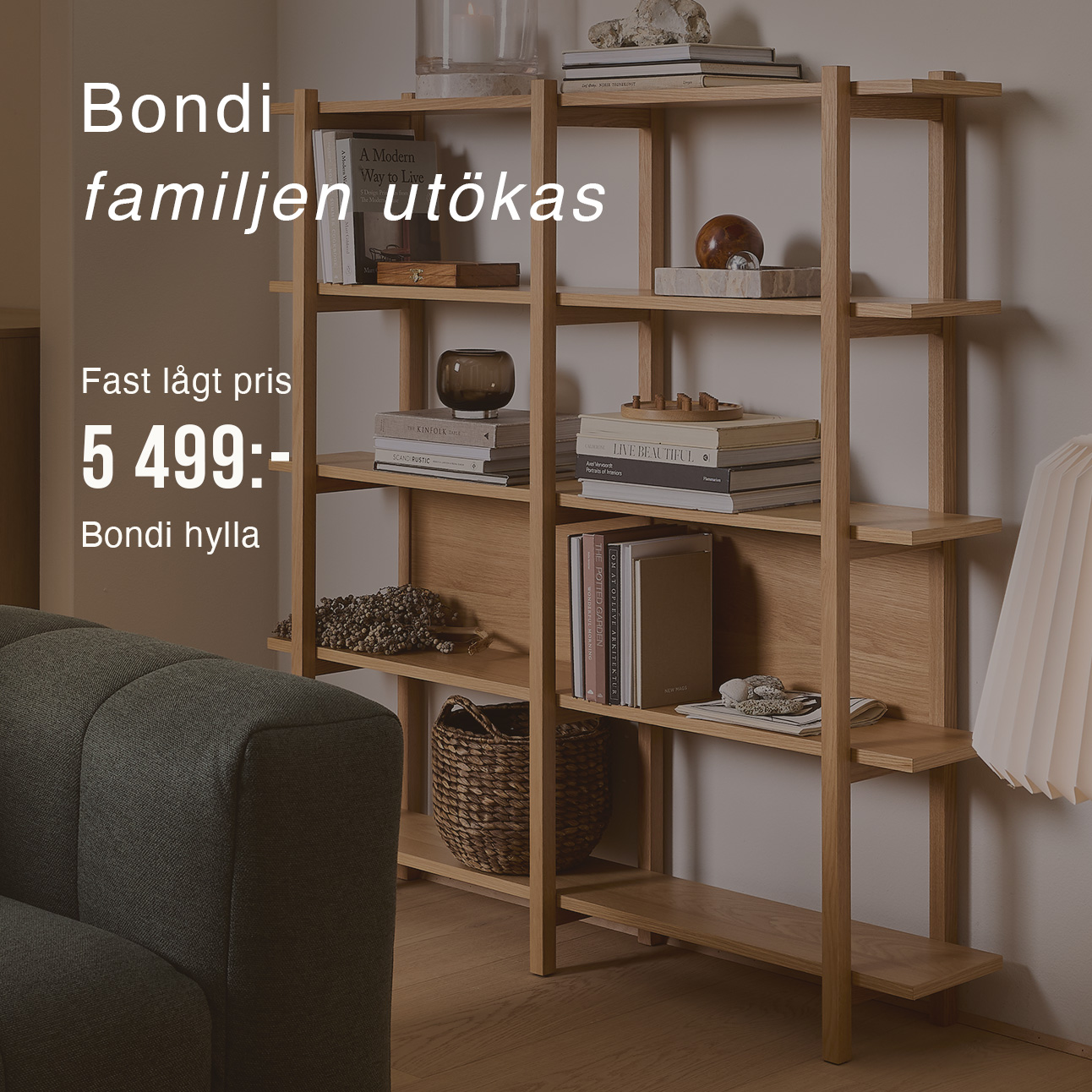 Trähylla placerad mot väggen med massor av inredningsdetaljer på.