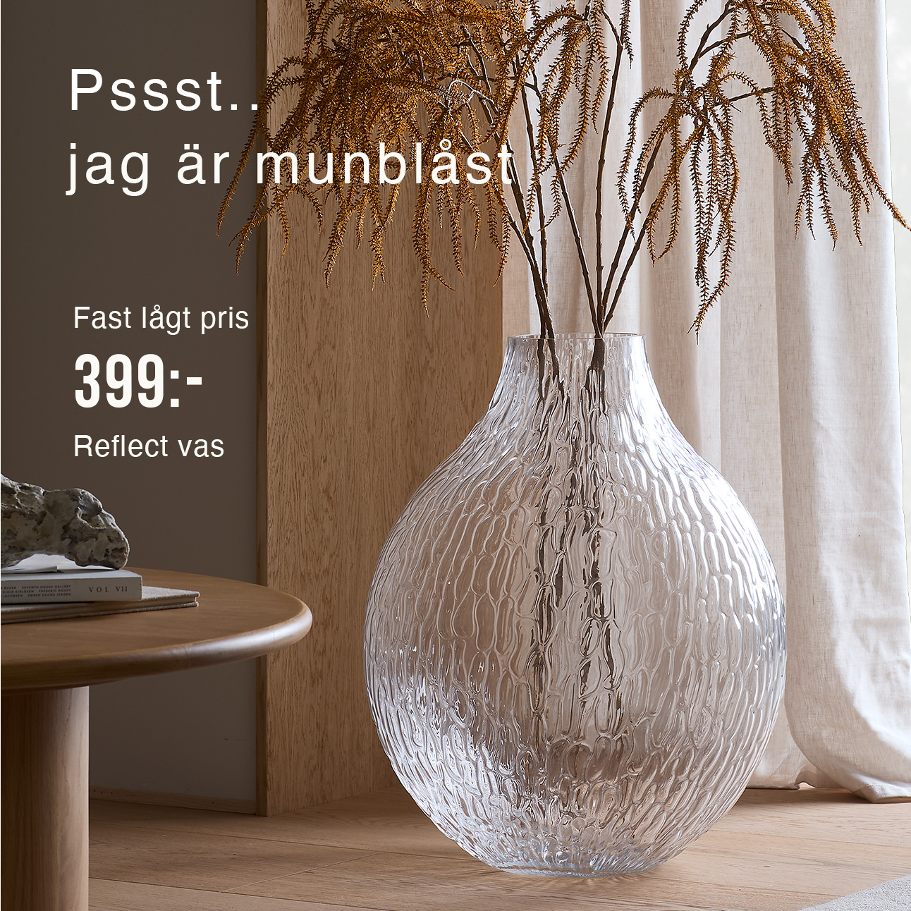 Stor vas i glas placerad på golvet.