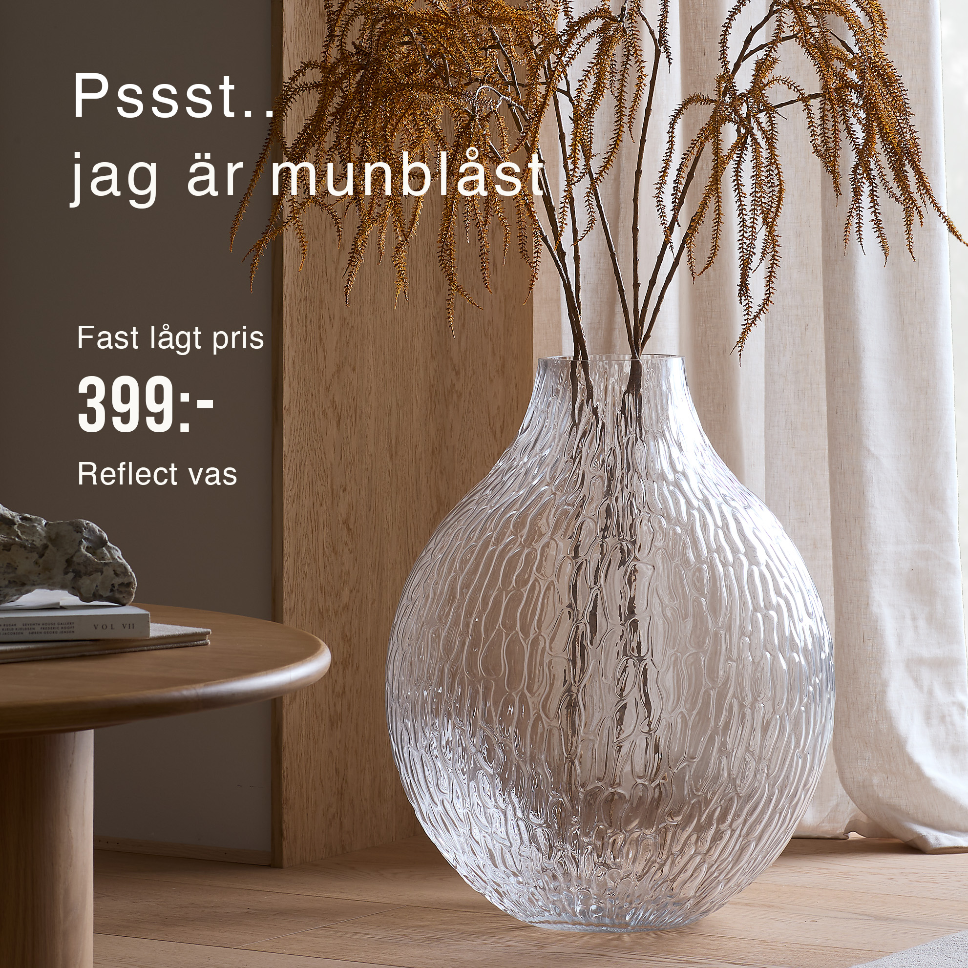 Stor vas i glas placerad på golvet.