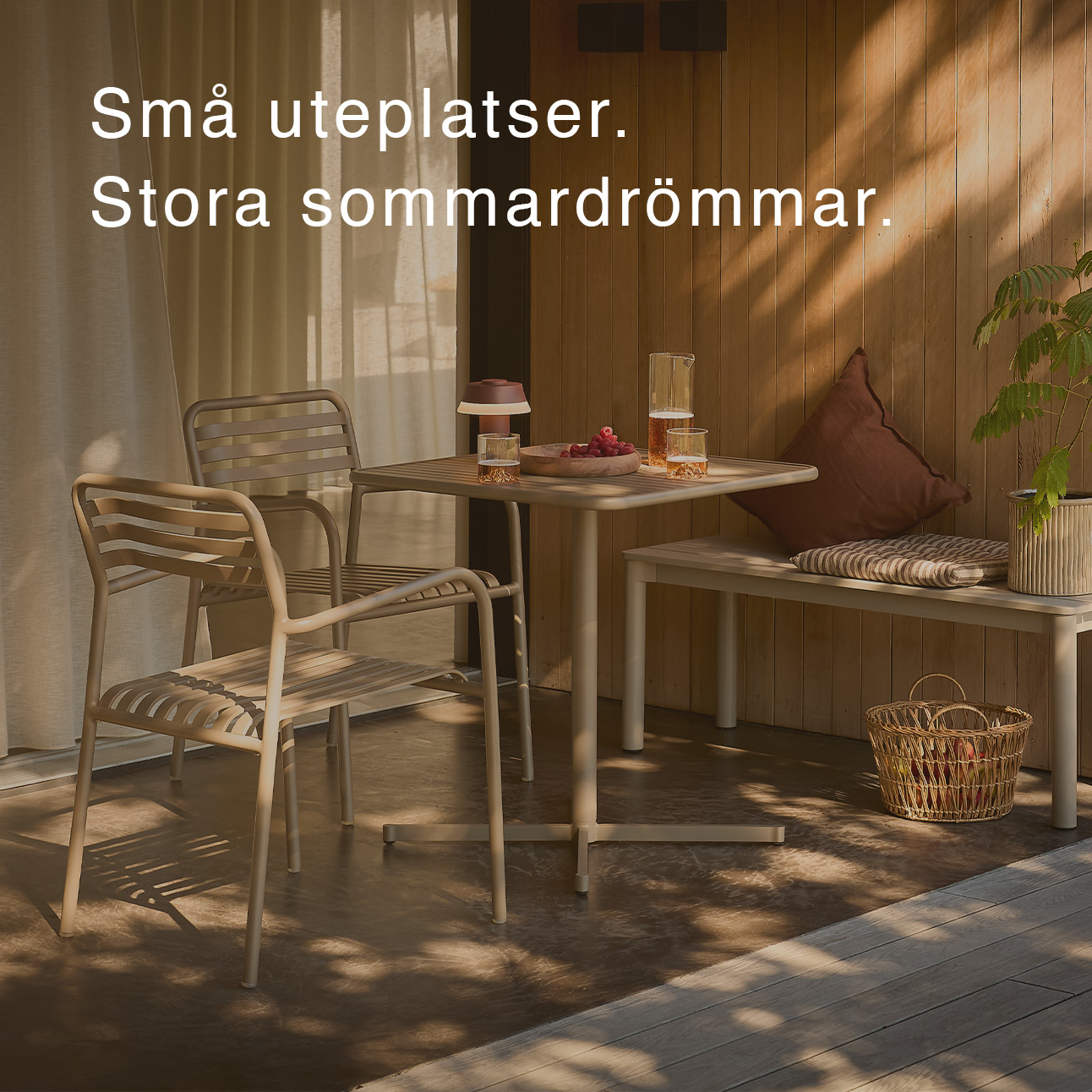 Caféset på liten terrass.