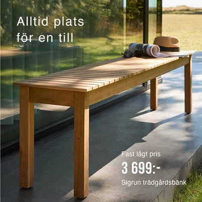 Trädgårdsbänk i trä placerad utomhus.