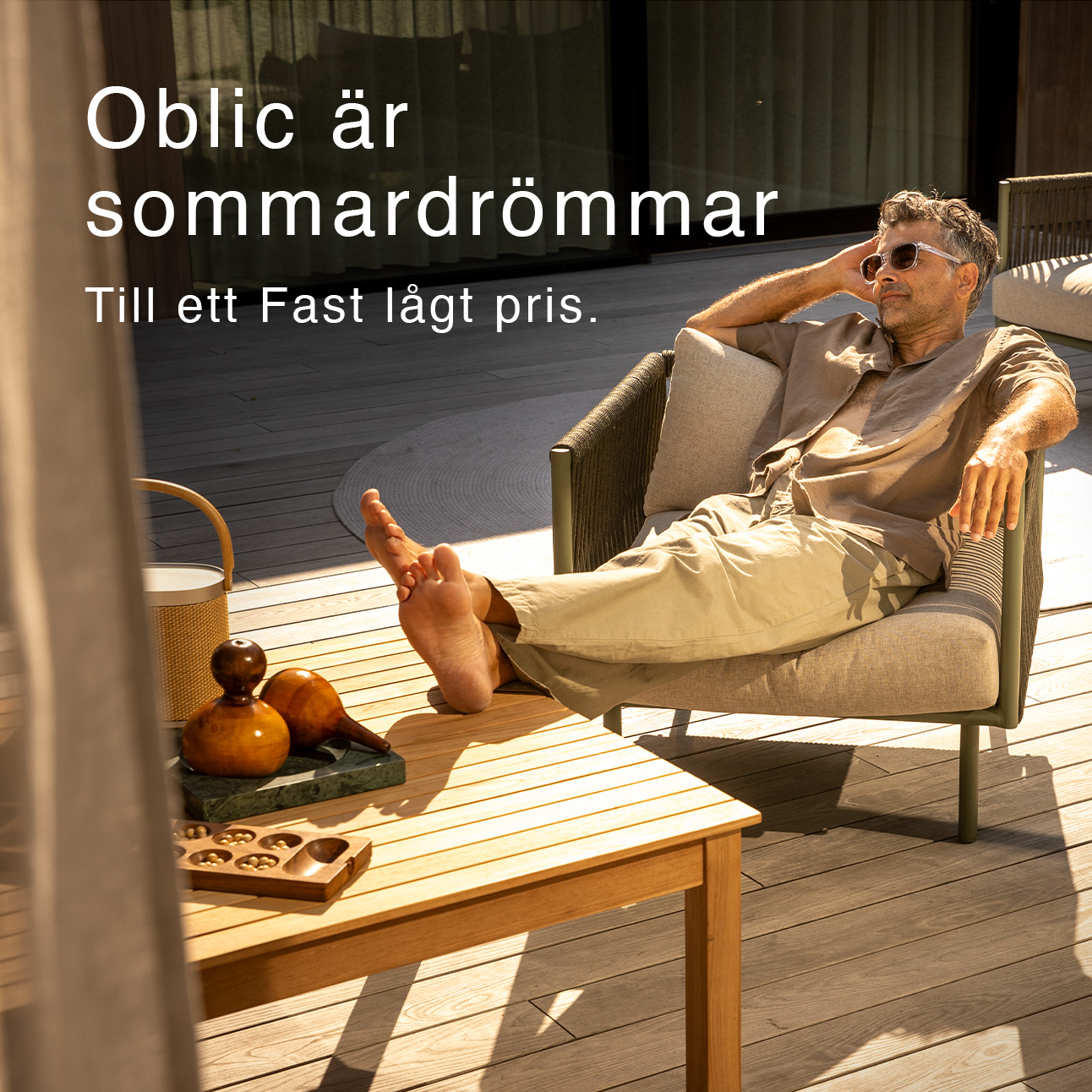 Man som njuter av solen i trädgårdsmöbler