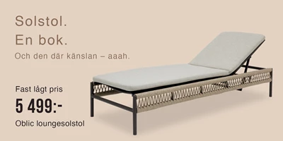 Text Image Narrow Oblic Solseng Se Solsäng med ljusa dynor mot beige bakgrund