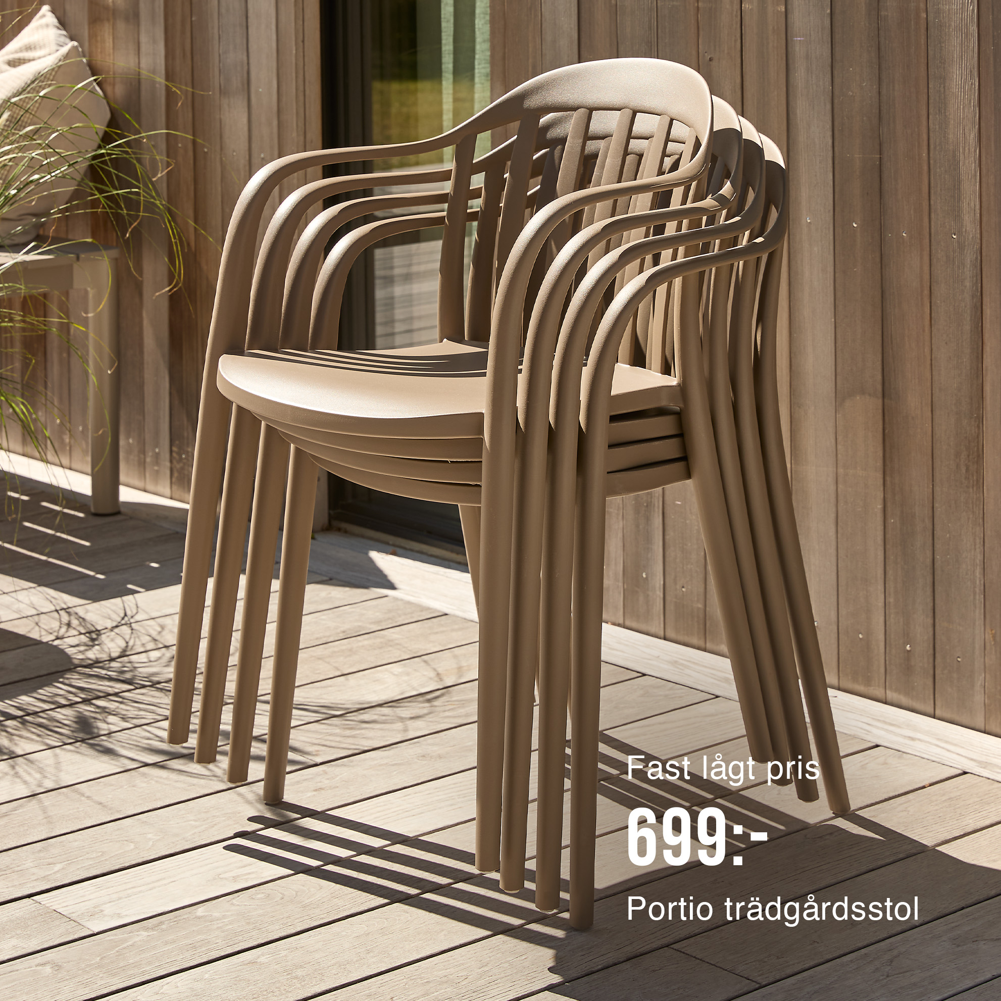Staplad trädgårdsstolar.