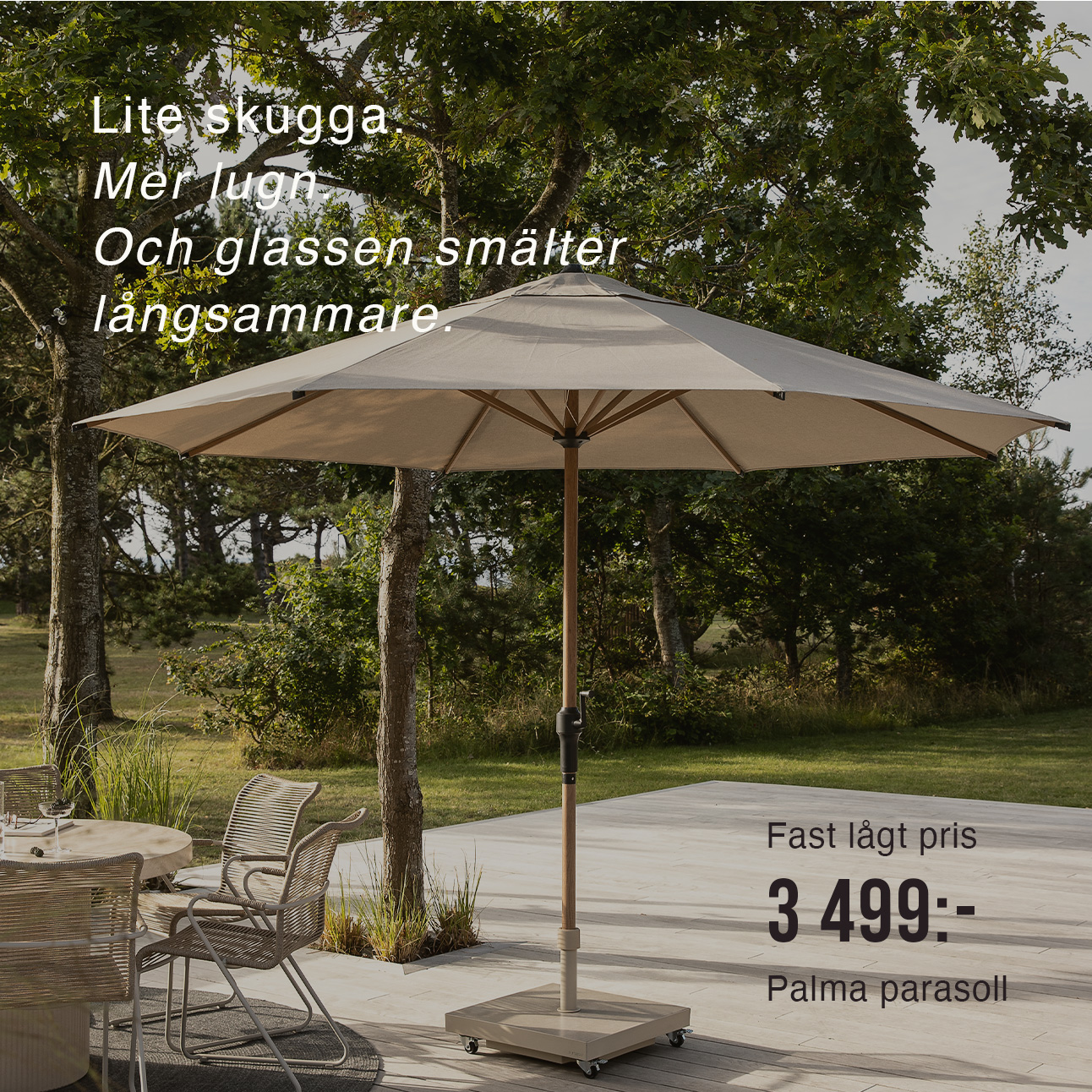 Parasoll med parasollfot placerad på terrass.