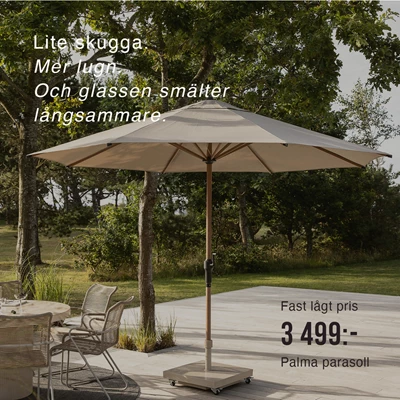 Parasoll med parasollfot placerad på terrass.