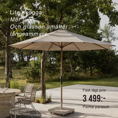 Parasoll med parasollfot placerad på terrass.