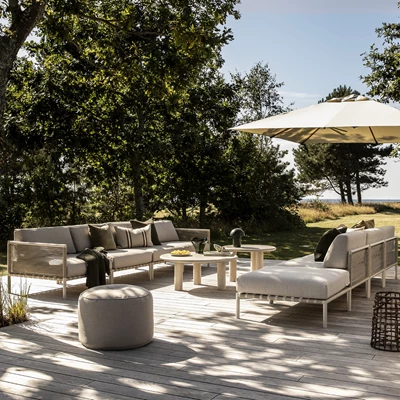 Loungeset placerat på terrass.