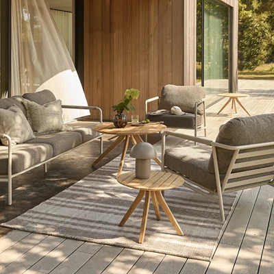 Loungeset med grå dynor på terrass.