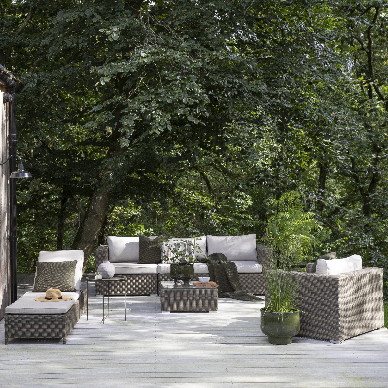 Utemöbelset i brun polyrattan placerat på terrass.