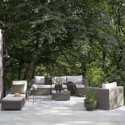 Utemöbelset i brun polyrattan placerat på terrass.