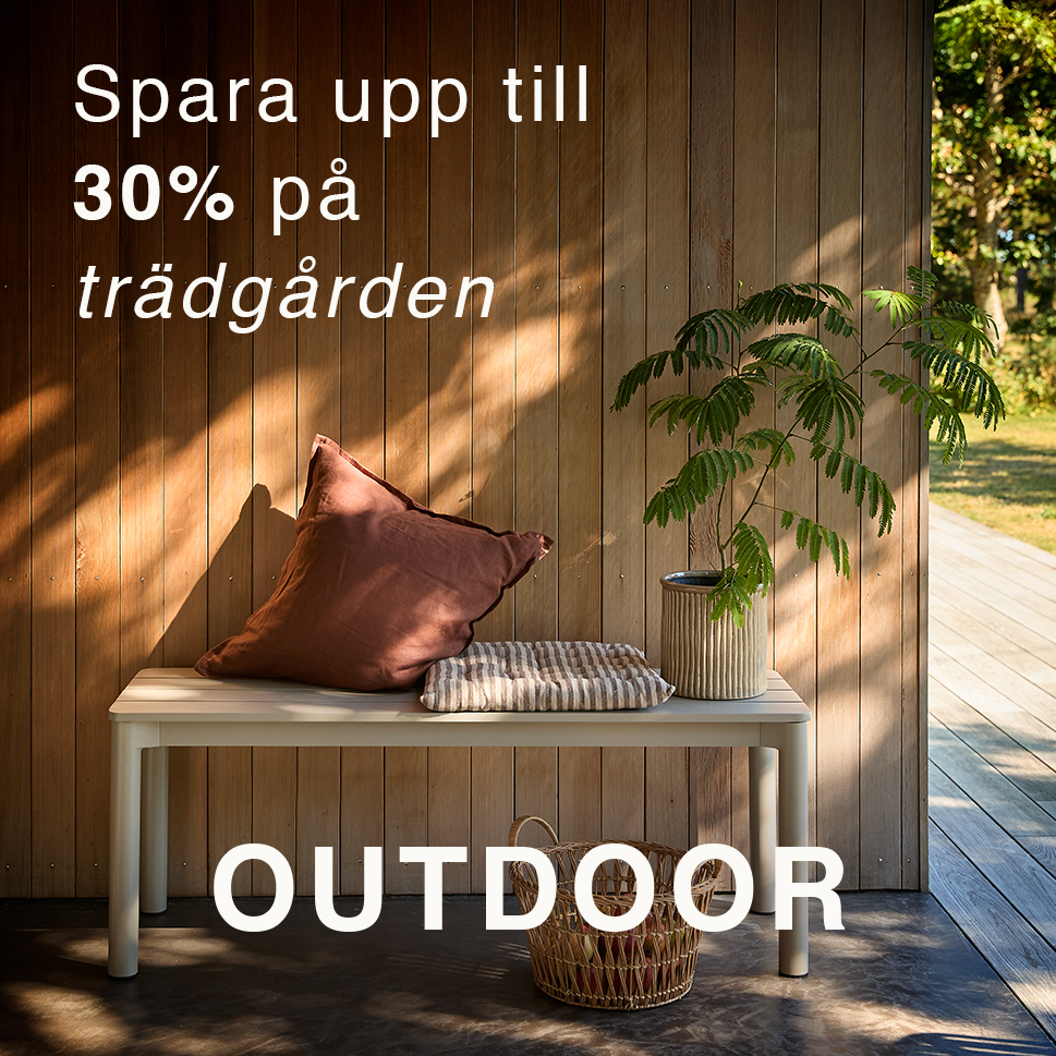 Trädgårdsbänk placerad utomhus med kuddar ovanpå.