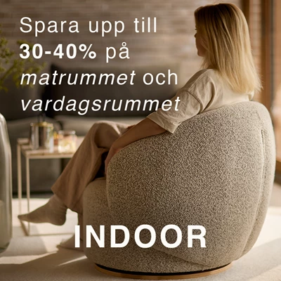 Kvinna sedd bakifrån som sitter i en grå fåtölj.