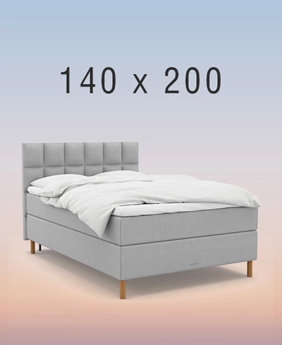 Ljusgrå kontinentalsäng i ett mysigt sovrum