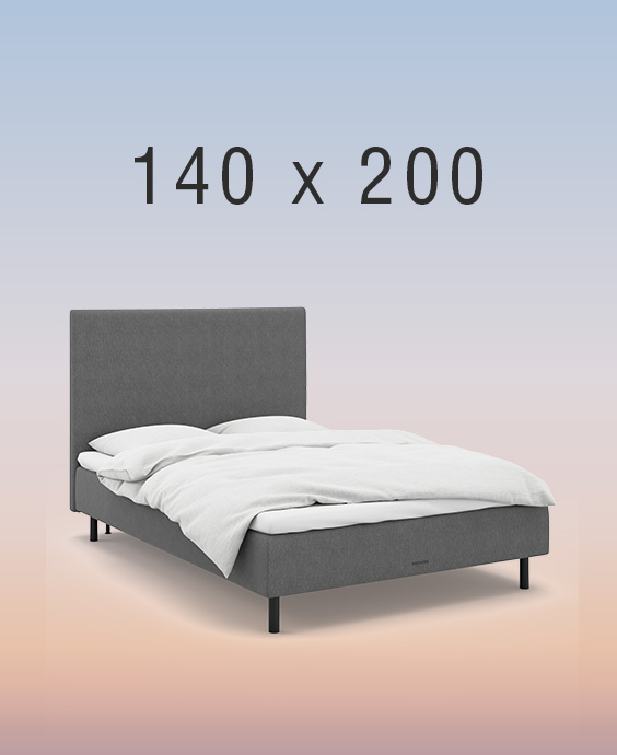 Ljusgrå kontinentalsäng i ett mysigt sovrum