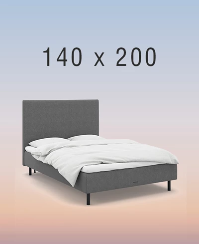 Ljusgrå kontinentalsäng i ett mysigt sovrum