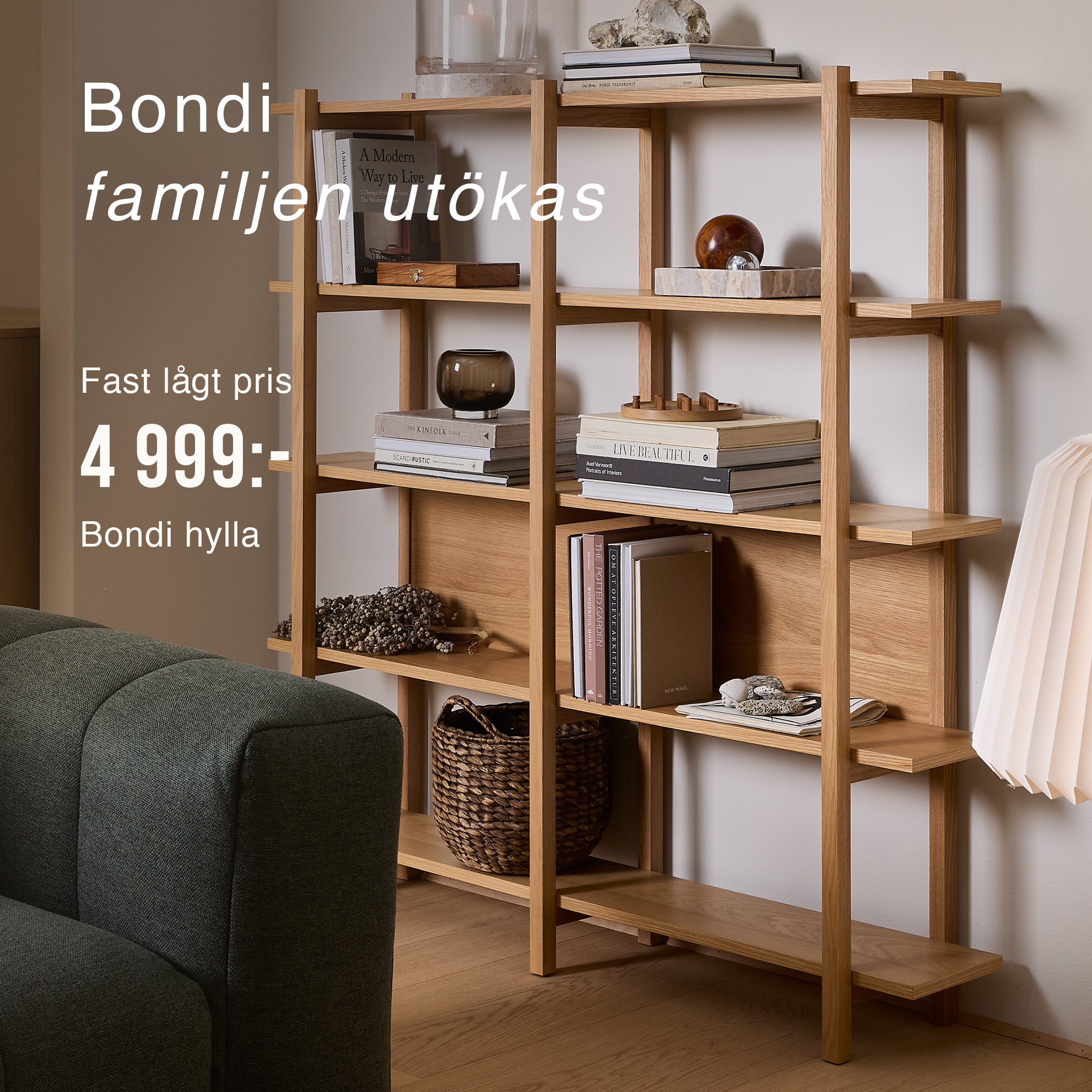 Trähylla placerad mot väggen med massor av inredningsdetaljer på.