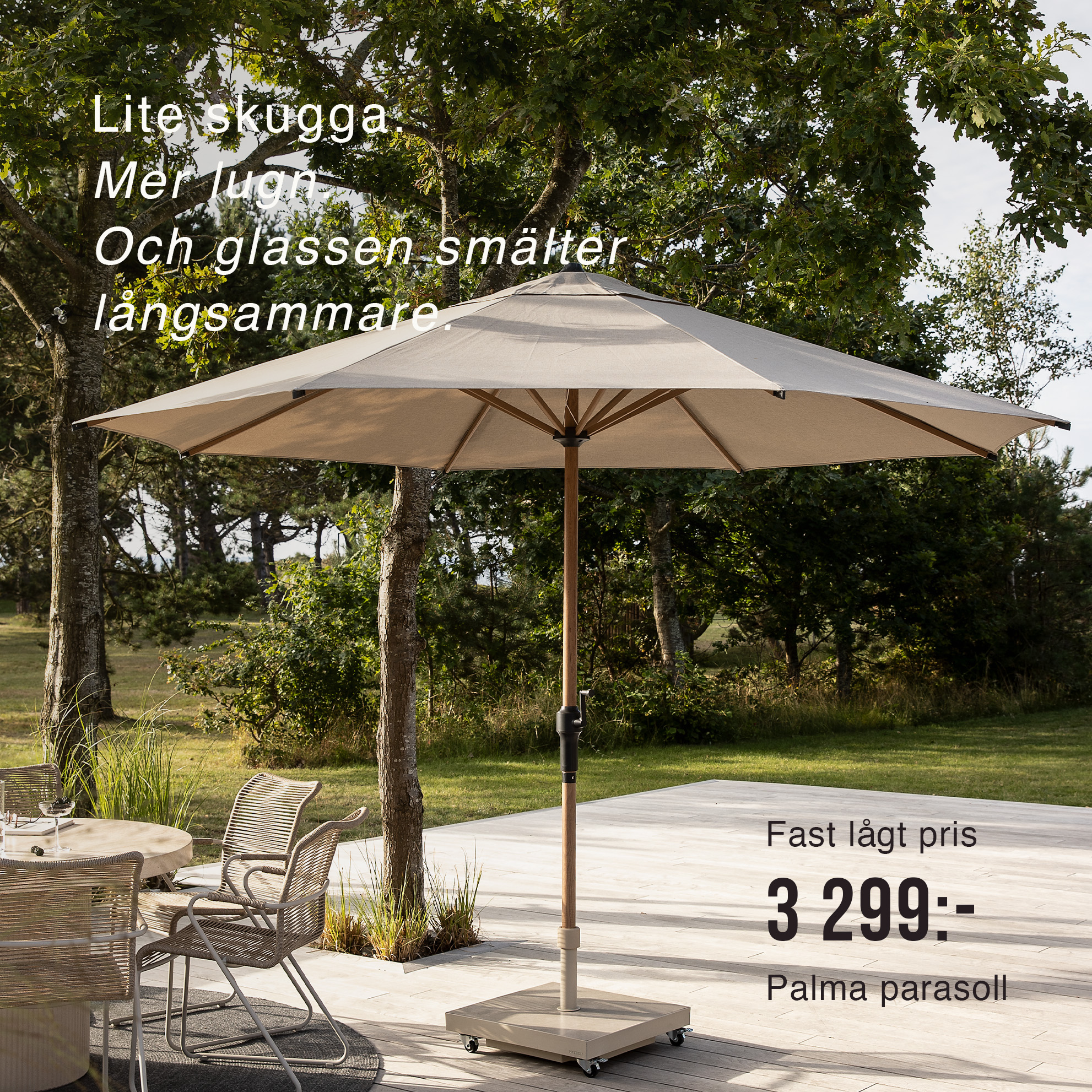 Parasoll med parasollfot placerad på terrass.