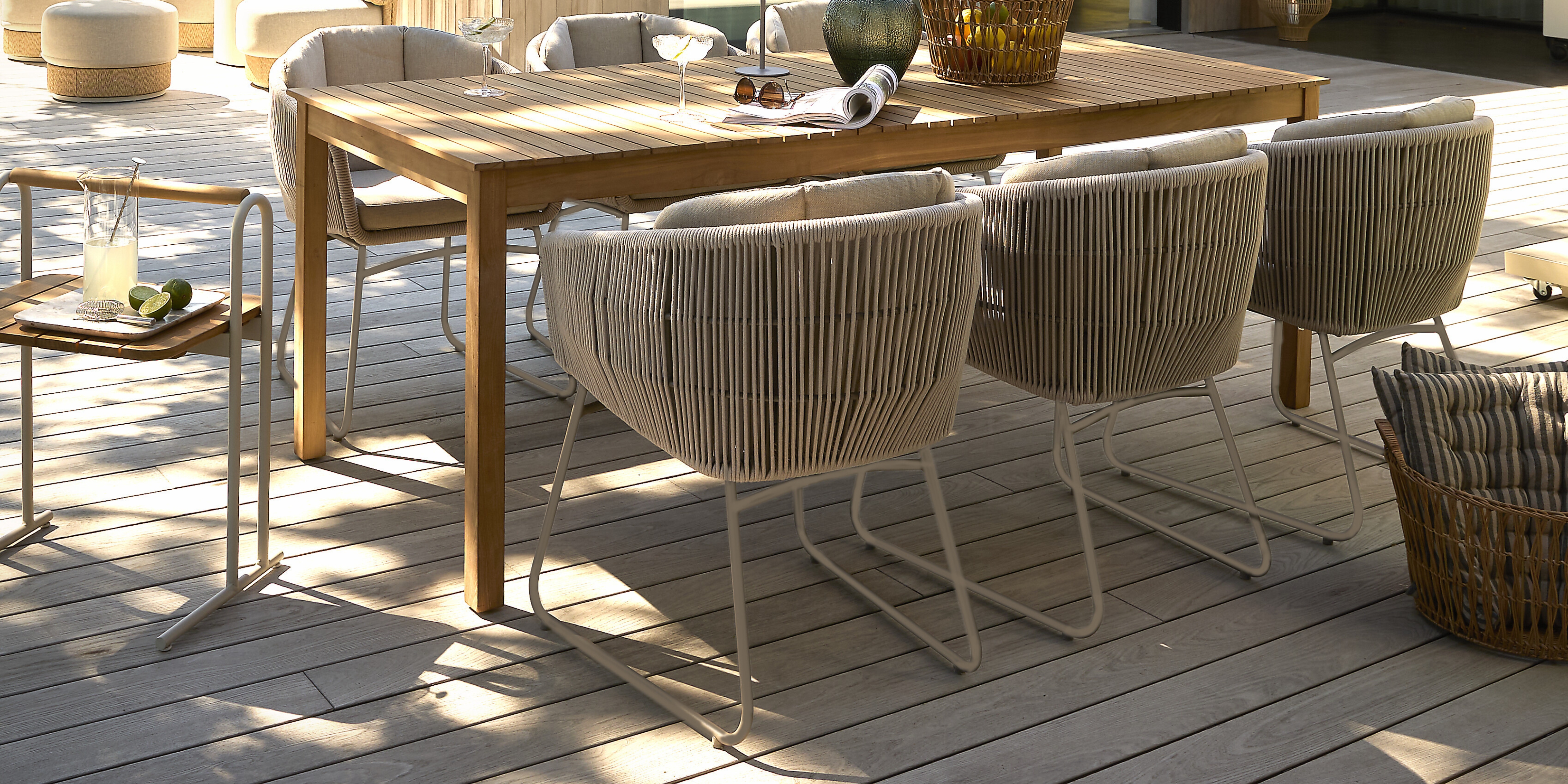 Trädgårdsstol med metallstomme samt sits och rygg i rep.