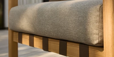 5 Års Garanti Nærbillede af betræk og træstel på havemøbel