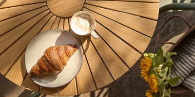 Sommerdrømme Nærbillede af rundt havebord i træ med lameller