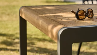 FSC (1) Träbänk med solglasögon på