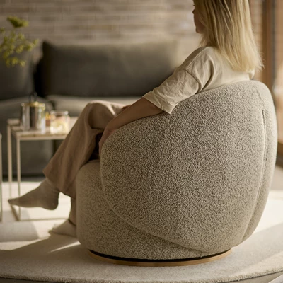 Design Uden Navn 2026 04 15T102213.311 Kvinna i rund fåtölj