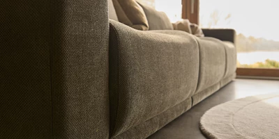 Design Uden Navn 2026 04 15T102428.080 Nærbillede af grøn sofa