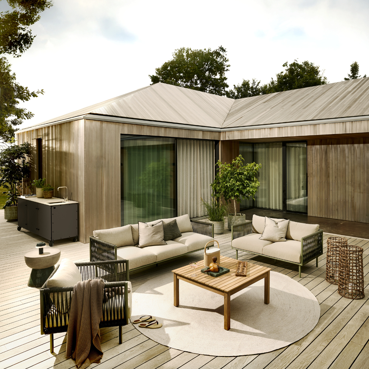 Terrassmiljö med utemöbler