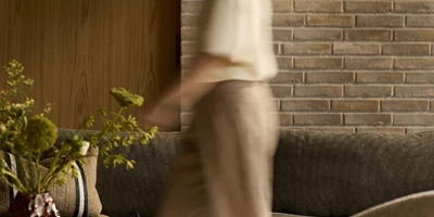Mere På Langs, Mere Hygge, Mere Sammen, Mere (27) Kvinna framför soffa