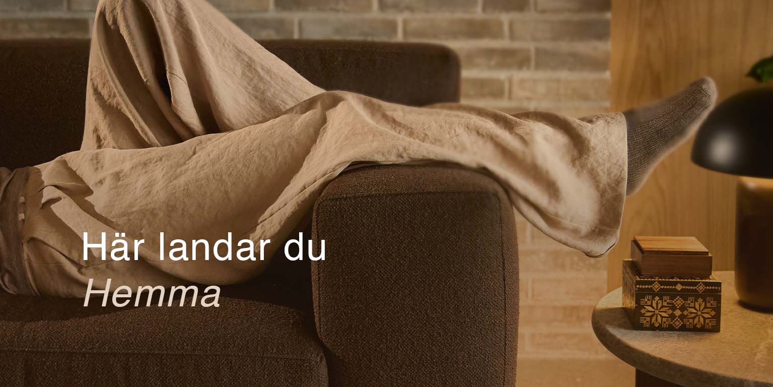 Ben som ligger i soffan.