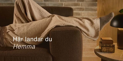 Text Image Narrow 1535X768px Her Lander Du Se Ben som ligger i soffan.