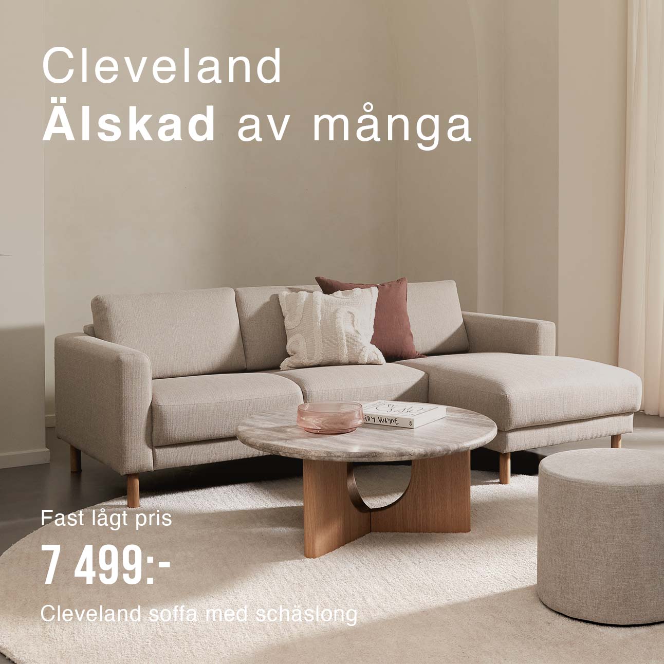 Beige soffa med schäslong i vardagsrummet.